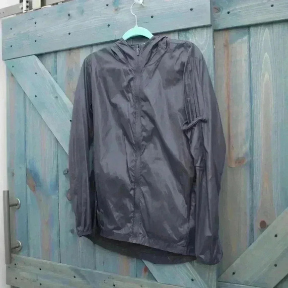 Fabletics Women's Kali Jacket
Medium Hooded Packable Lightweight Nylon Vent NWOT - Picture 3 of 6